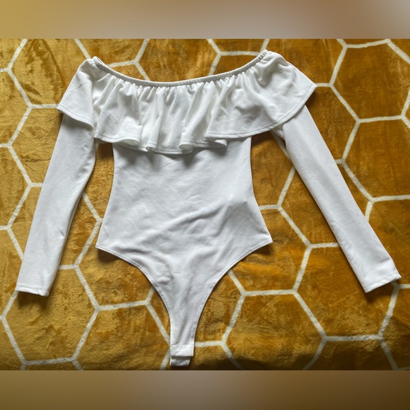 Off the shoulder ruffle bodysuit - Picture 1 of 3